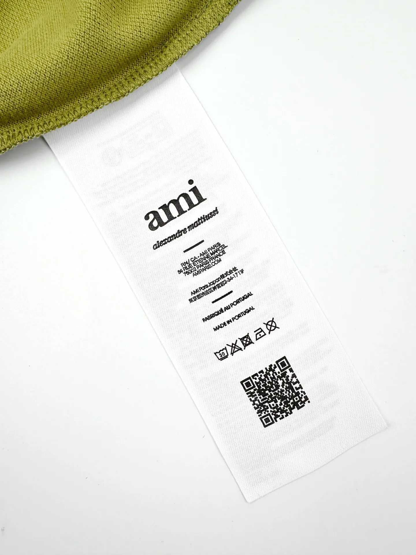 Logo embroidered Polo shirt, custom-made cloud cotton double-bead luxury weaving, crisp and stylish, cloud-soft and skin-friendly, with peridot green as the base, exuding a relaxed style in the bright air. The pure white love embroidery on the chest is a gilded footnote of French romance. The same color AMI dark embroidery on the back is engraved with a low-key emblem, allowing the sense of luxury to be hidden in the details. The size of the clothes is printed with love, which is the perfect resonance of simplicity and luxury. It is also a French monologue in luxury walking. Process 1: Adopt imported machine embroidery process, use advanced computer control system and precision mechanical components to realize the embroidery work of Ami logo and letters with high precision and smooth and delicate lines. Process 2: The fabrics have been fermented and washed for better hand texture. Not easy to deform, not easy to shrink, not easy to fade, and maintain long-term beauty. Accessories: Customized 1:1 Ami buttons Customized 1:1 Ami trademark Version: Fitted version Size: S M L XL Style number: BB 818